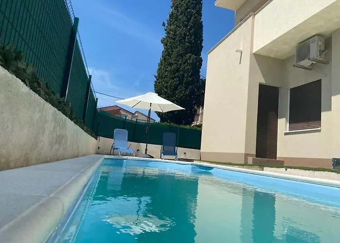Apartment Andriana With Outdoor Pool